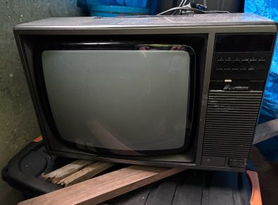 Vintage Mitsubishi 13 inch colour Tv  1980's
