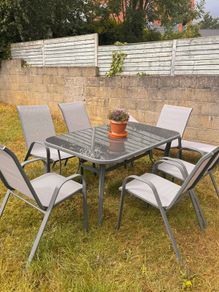 garden table and chairs
