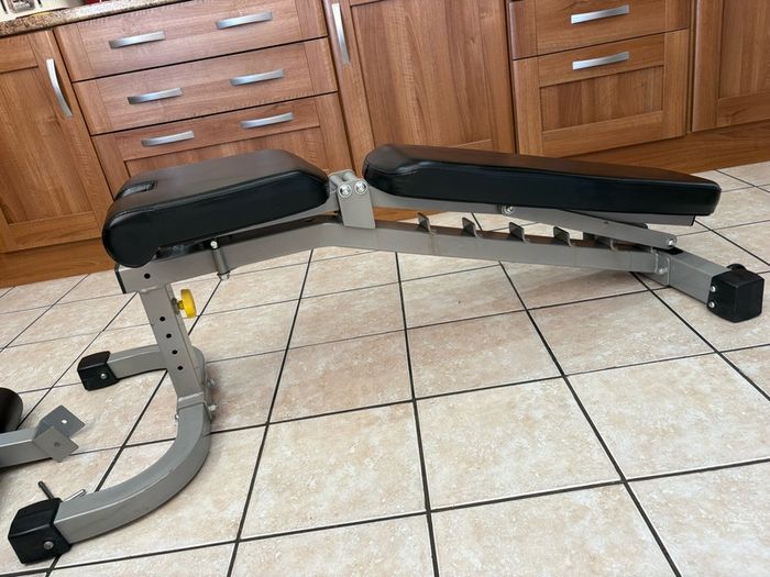 Heavy, Large Highly Versatile Weight Bench, Fully Adjustable!!
