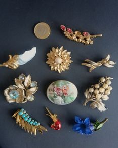 Collection of ten vintage costume brooches