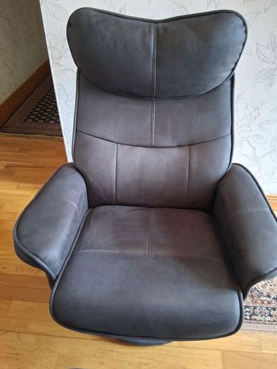 Recliner chair and footrest