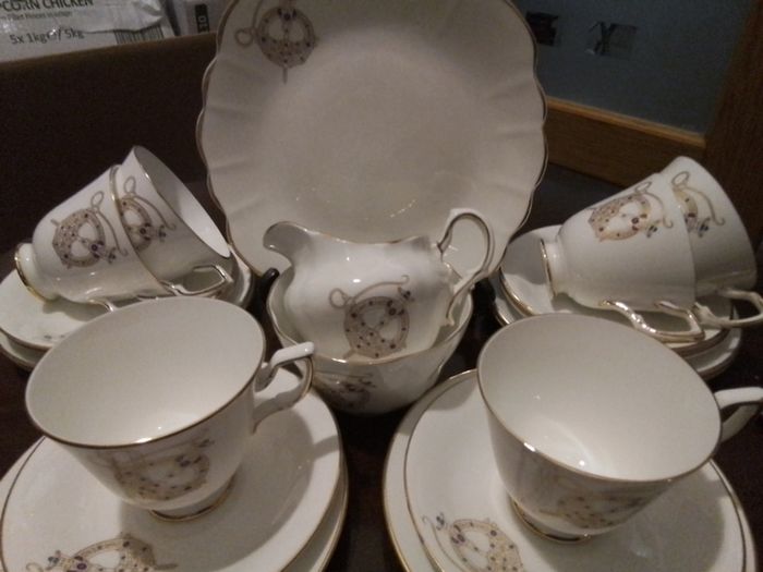 Royal Tara " Brooch" 21 Piece Teaset