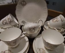 Royal Tara " Brooch" 21 Piece Teaset