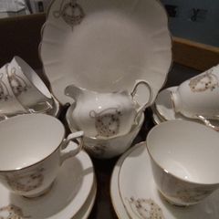 Royal Tara " Brooch" 21 Piece Teaset