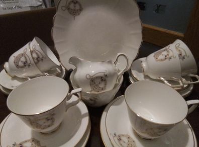 Royal Tara " Brooch" 21 Piece Teaset