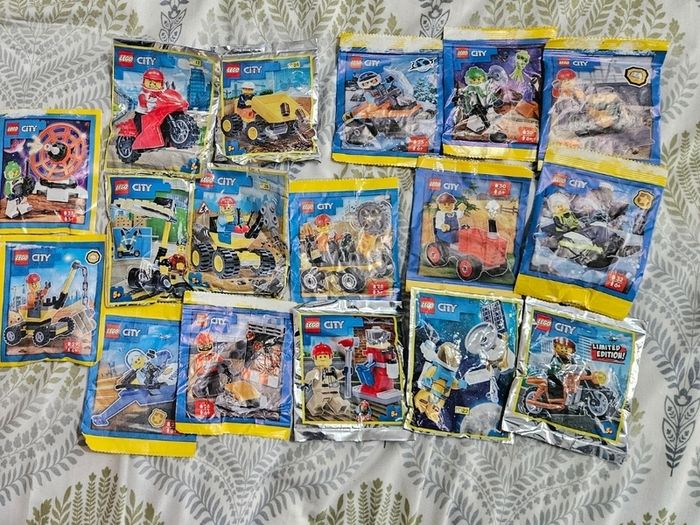 17 x lego city figures