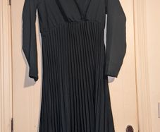 Stunning emerald long sleeve pleated midi dress