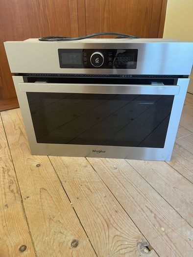 whirlpool 40l combi microwave / oven in silver.