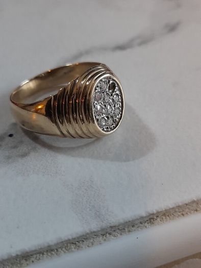 9ct gold ring With cluster diamonds hallmarked 375