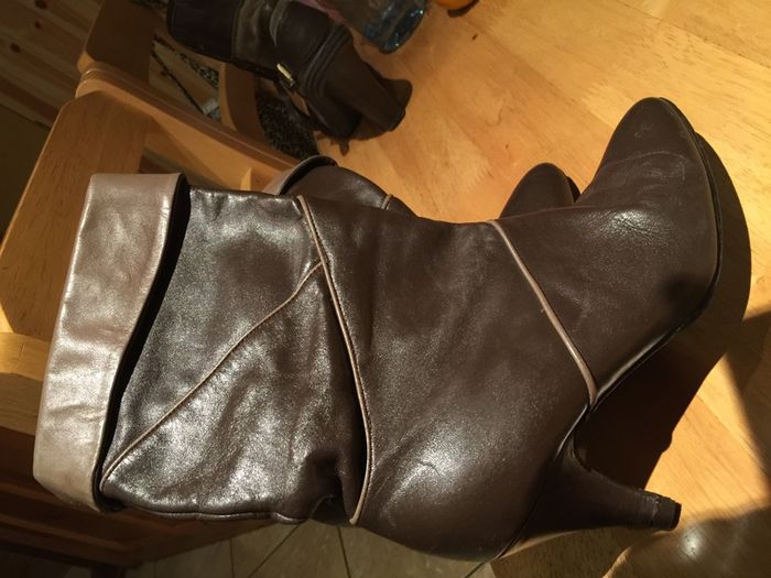 Vintage brown leather boots with heel