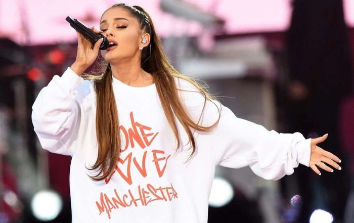 Ariana Grande Bundle - One Love Mancester Concert Large T Shirt, Badges & Compact Mirror.