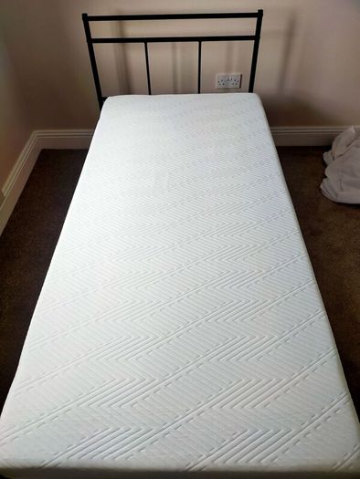 Single Mattress Memory Foam / Bed Frame / Topper