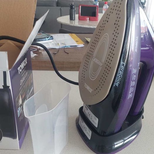 Almost new- Tower CeraGlide 2400W 2-in-1 Cordless Steam Iron