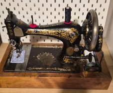 Singer hand crank sewing machine