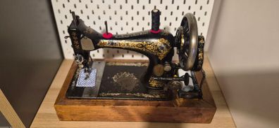 Singer hand crank sewing machine