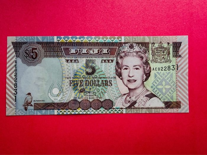 Fiji  5 Dollars   2002  Pick  105b  ( Uncirculated )
