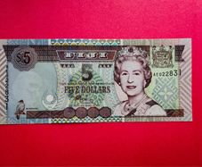 Fiji  5 Dollars   2002  Pick  105b  ( Uncirculated )