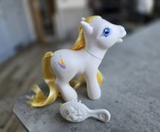 Flutterbutter Flutter Butter Toys R Us USA Exclusive with Brush MLP G3 My Little Pony 2004