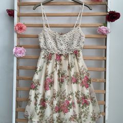 dress Bnwot feminine floral dress cream floral Christina v medium