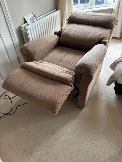 Dual motor riser recliner armchair