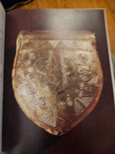 TREASURES OF IRELAND. THIS book is the exhibition catalogue for Tresors d'Irlande (Treasures of Ireland) held at the Galeries nationales du Grand Palais in Paris. Large volume paperback in good condition. See photos for same.