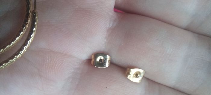 Vintage jewelry is sold individually for 5 to 10 euros