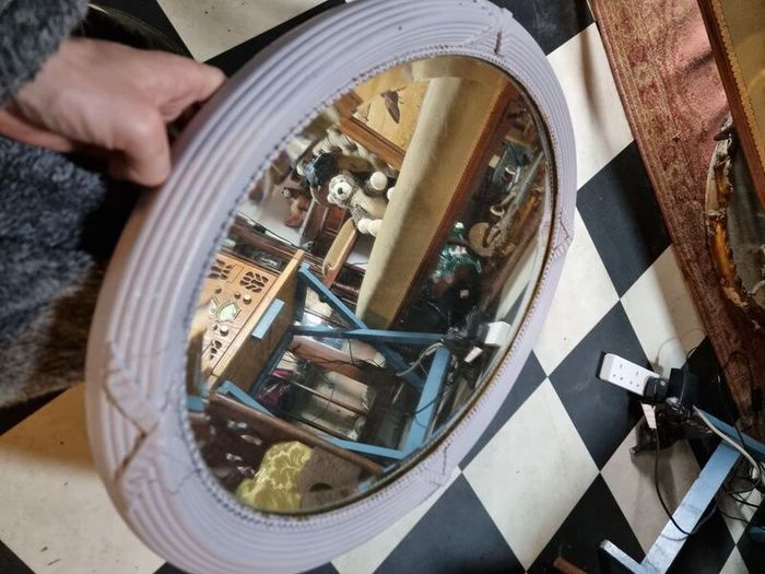 Oval mirror with fluted frame for collection