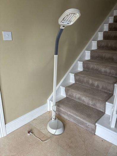 Floor reading lamp