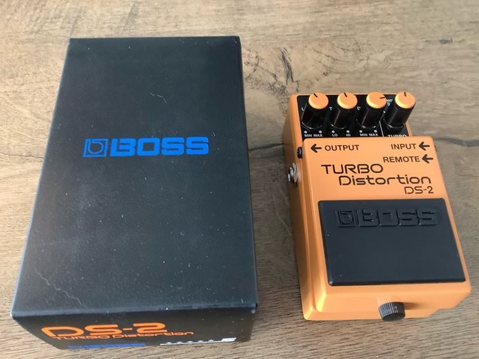 BOSS DS-2 Turbo Distortion effect pedal box