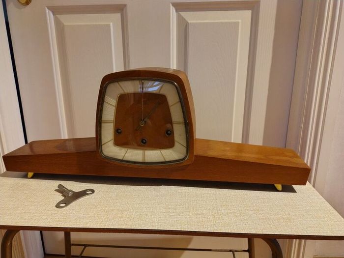 Vintage 1960s Mauthe German Chiming Mantel Clock