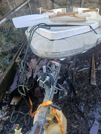 Boat 600 Mercury 2.5 outboard  ,40000 electri