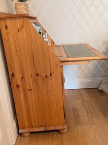 Compact, solid pine Bureau