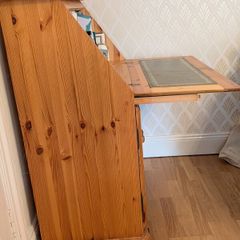 Compact, solid pine Bureau