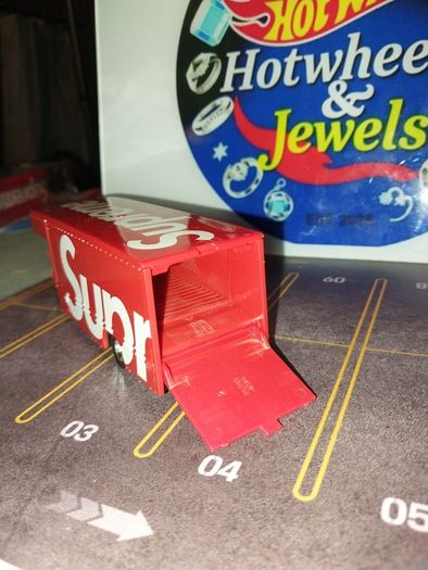 Supreme x Hot Wheels Fleet Flyer + '92 BMW M3, a highly sought-after collaboration released during Supreme's Spring/Summer 2019 season. Also Single loose Truck