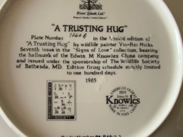 Knowles Fine China Wall Plate 1985 A Trusting Hug