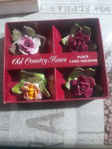RARE Vintage ceramic Old Country Roses Place card Holders By Royal Albert. Boxed set of 4 Apricot and Pink Rose Royal Albert place card holders