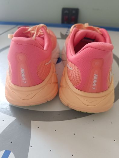 Hoka Arahi 7 Coral