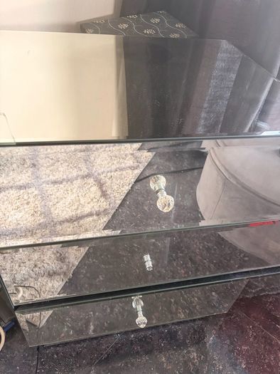 glass unit with 3 drawers