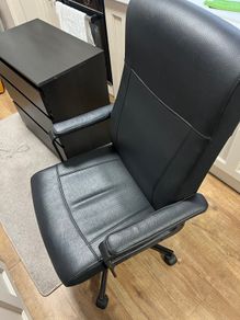 Black office chair