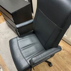Black office chair