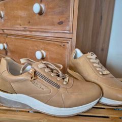 Tommy Bowe Camel Trainers sz40 Uk7, Brand New