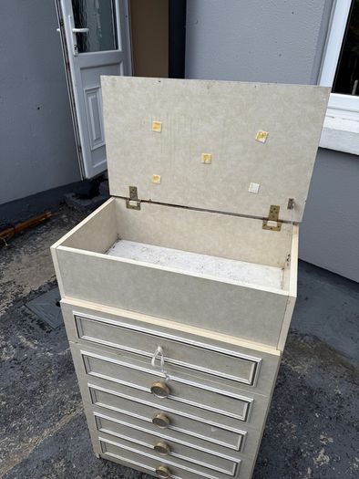 chest of drawers