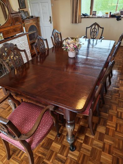 Beautiful Mahogany Dining Table & 8 Chairs