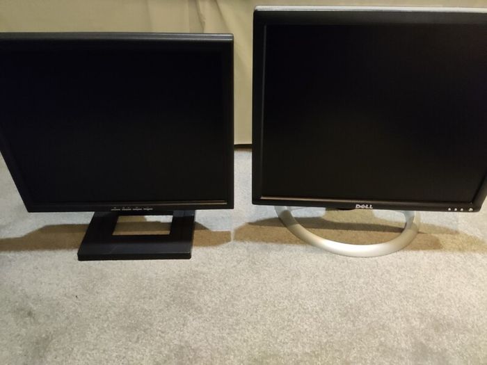 Dell Ultrasharp 19" Hd Lcd 1901fp + Dell 17" Lcd E171fp