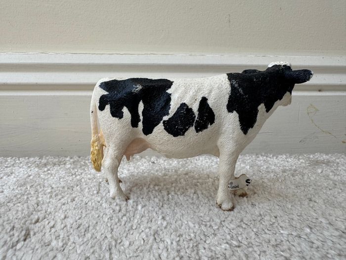 Schleich Farm Animal Dairy Cow Figure D-73527 Used approx. 8 cm. Damaged Please see photos