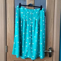 Dunnes green & white skirt, Size 16-18