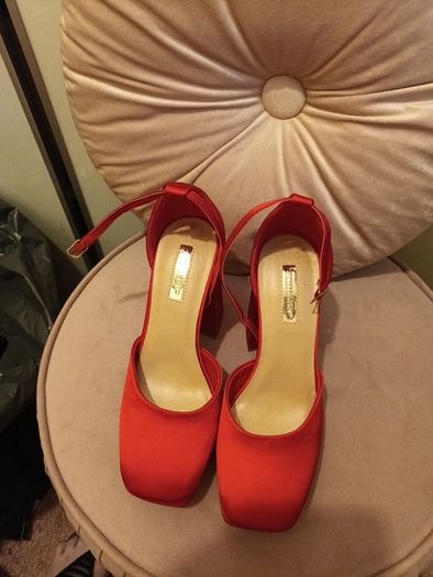 Pillar box red womens shoes
