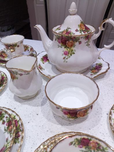 22 piece Tea set With Large Tea Pot Royal Albert Old Country Roses  For 6 Person Setting, Bone China