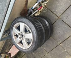 Volkswagen Golf 5 good tires and alloys
