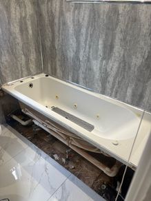 Jacuzzi bath & glass panel